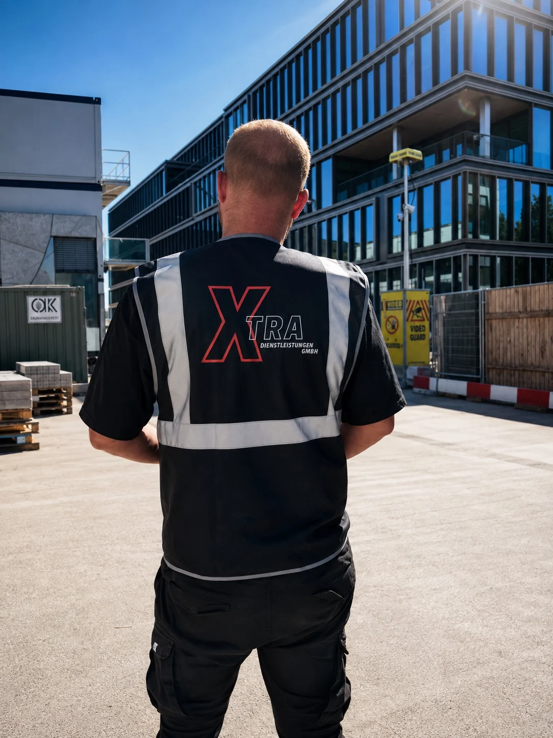 XTRA Sicherheitsmitarbeiter bei der Objektbewachung eines Gewerbestandorts